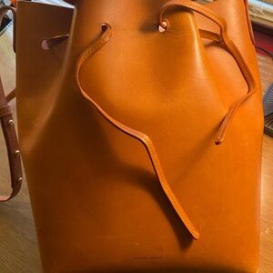 Mansur Gavriel bucket bag in color way Cammello/Malva